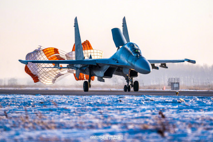 硬核浪漫！战机与白雪夕阳同框的氛围感绝了
