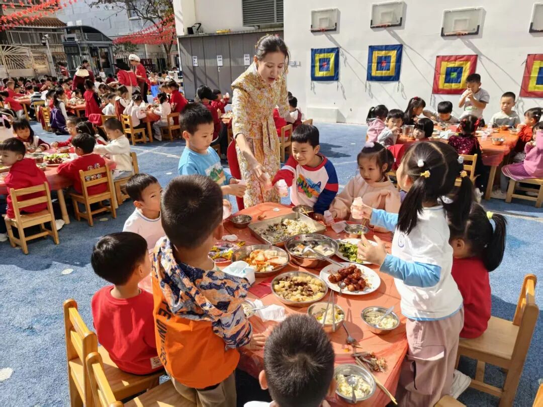 广东一老师在幼儿园内办婚礼,全园孩子都来迎亲吃席 广东一老师在幼儿园内办婚礼,全园孩子都来迎亲吃席