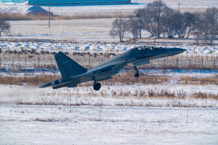硬核浪漫！战机与白雪夕阳同框的氛围感绝了