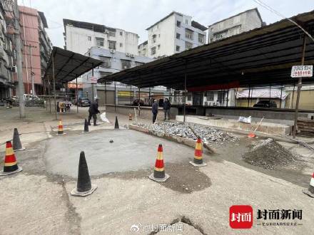 熊孩子鞭炮炸了化粪池致两车受损 车主:定损5000多元 熊孩子鞭炮炸了化粪池致两车受损 车主:定损5000多元