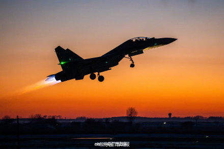 硬核浪漫！战机与白雪夕阳同框的氛围感绝了