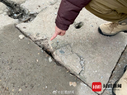 熊孩子鞭炮炸了化粪池致两车受损 车主:定损5000多元 熊孩子鞭炮炸了化粪池致两车受损 车主:定损5000多元