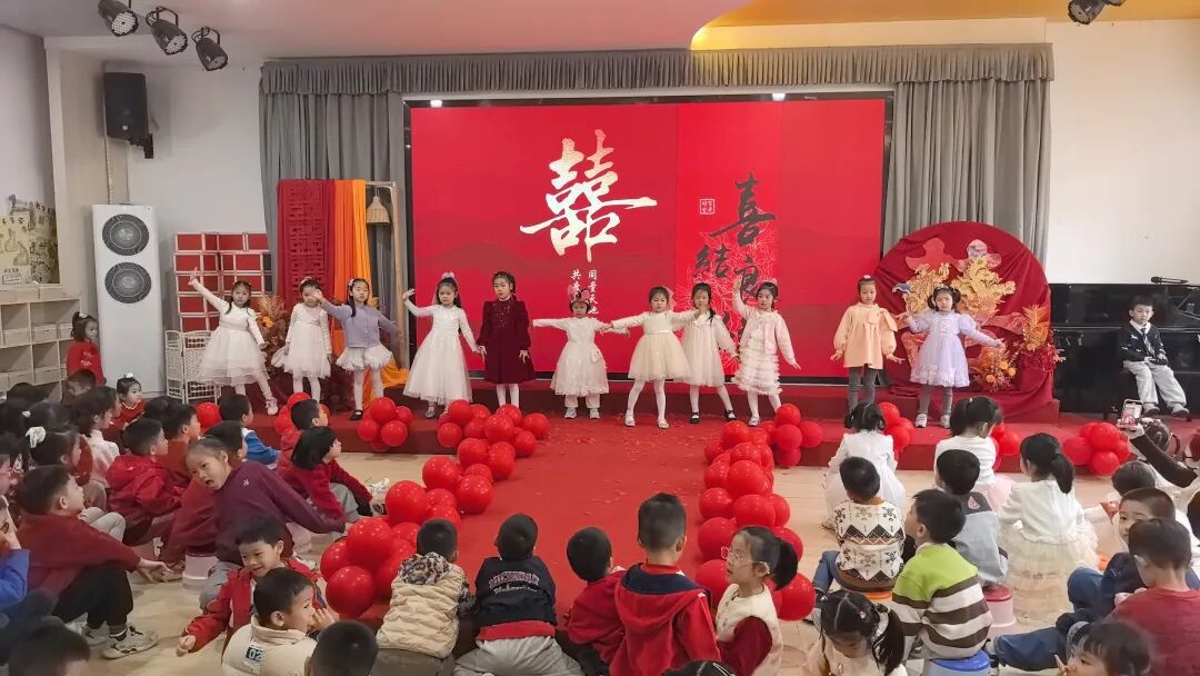 广东一老师在幼儿园内办婚礼,全园孩子都来迎亲吃席 广东一老师在幼儿园内办婚礼,全园孩子都来迎亲吃席