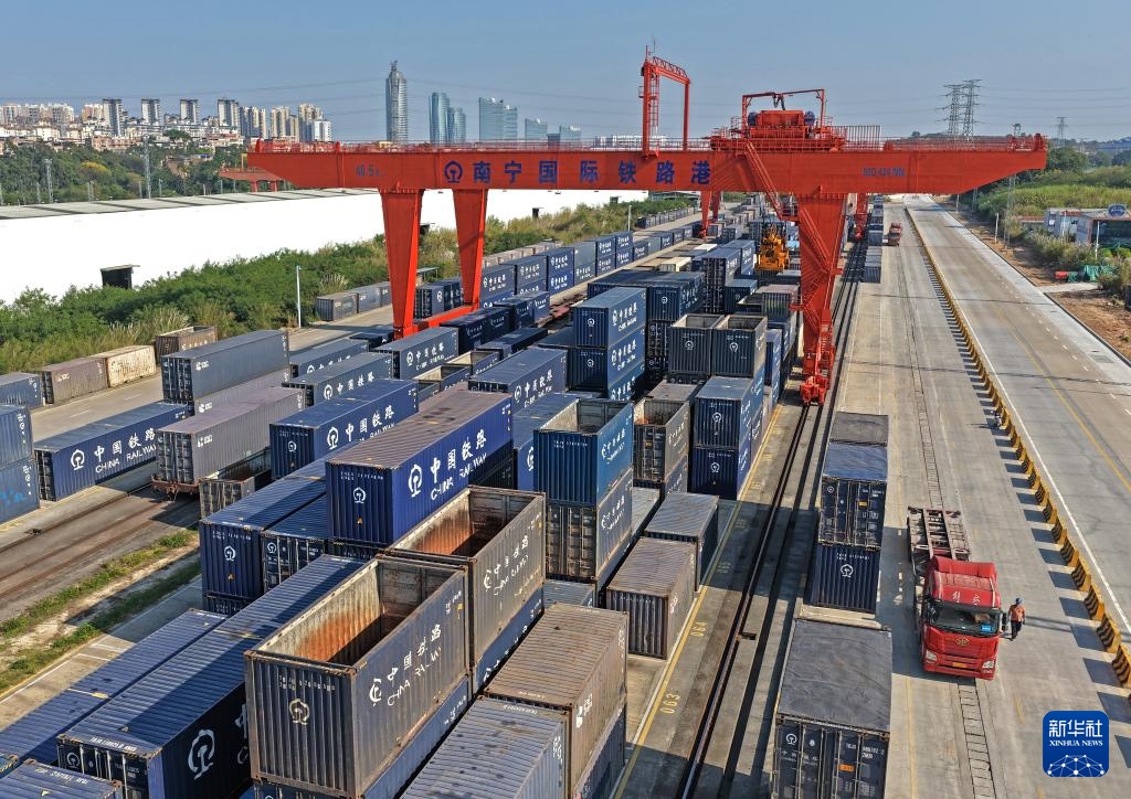 2025年西部陆海新通道集装箱货物年发运量首次突破百万标箱 2025年西部陆海新通道集装箱货物年发运量首次突破百万标箱