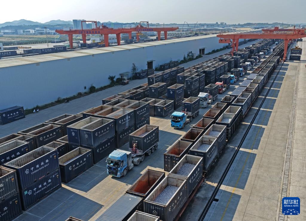 2025年西部陆海新通道集装箱货物年发运量首次突破百万标箱 2025年西部陆海新通道集装箱货物年发运量首次突破百万标箱