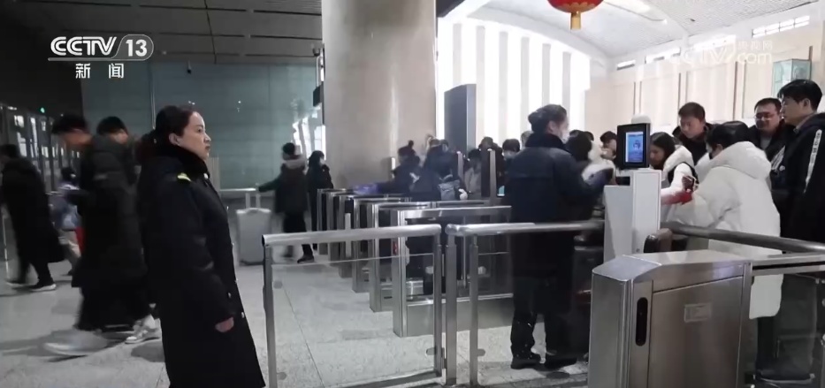 降雪降温天气影响北方多地 各部门积极应对保畅通保生产