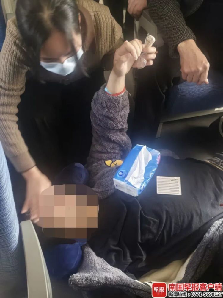 列车上男子突发疾病！危急时刻，广西这3名医生出手了