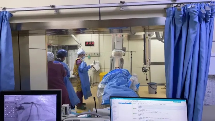 夫妻来浙江旅游因琐事拌嘴，妻子突然捂住胸口……医生：吵架真能气死人