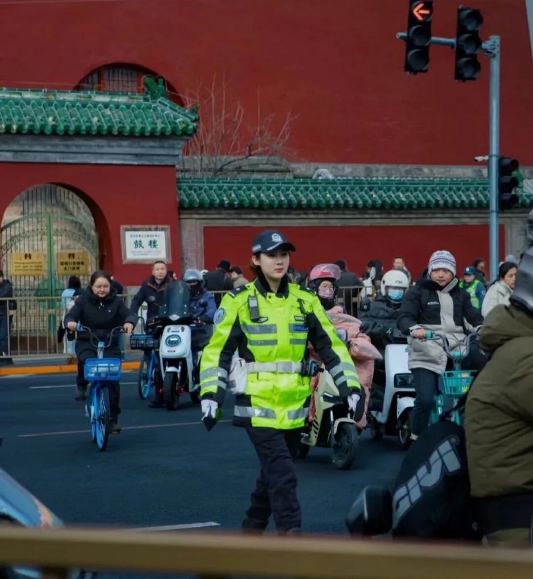 北京鼓楼“追风玫瑰”、杭州西湖“兔子警官”……今天你们是顶流！