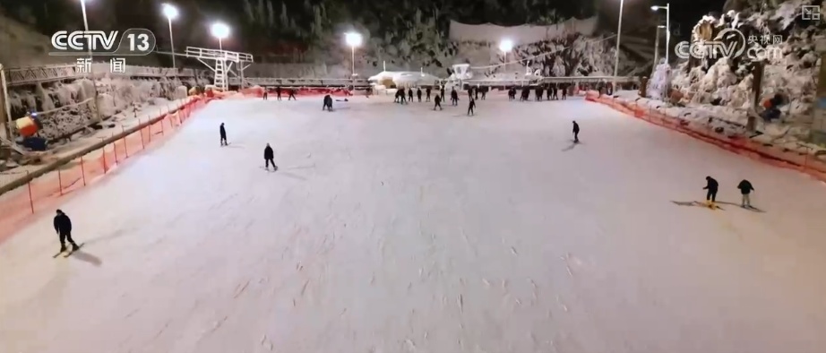 “滑雪+”激活复合式需求释放消费潜力 创新场景“错峰夜滑”“南国雪乡”圈粉留人