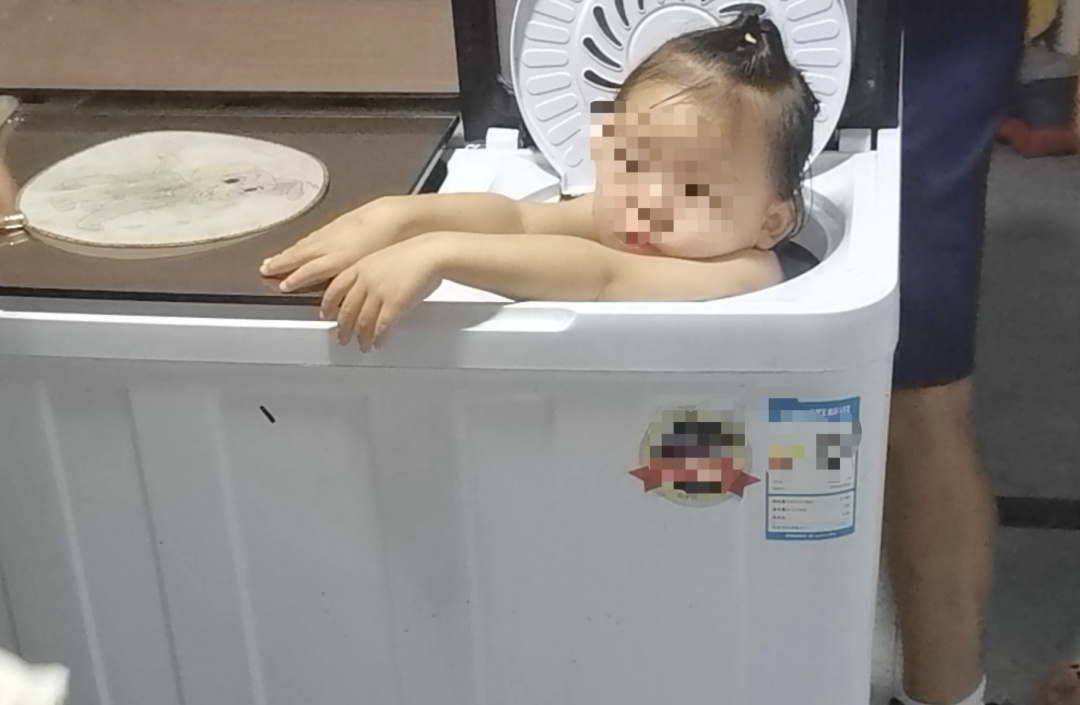 “我是不是活不了了！”培训机构外出传出女孩哭诉声