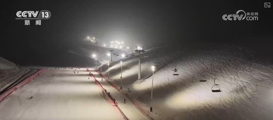 “滑雪+”激活复合式需求释放消费潜力 创新场景“错峰夜滑”“南国雪乡”圈粉留人