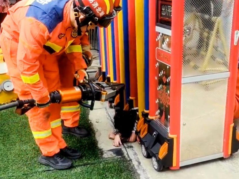 “我是不是活不了了！”培训机构外出传出女孩哭诉声