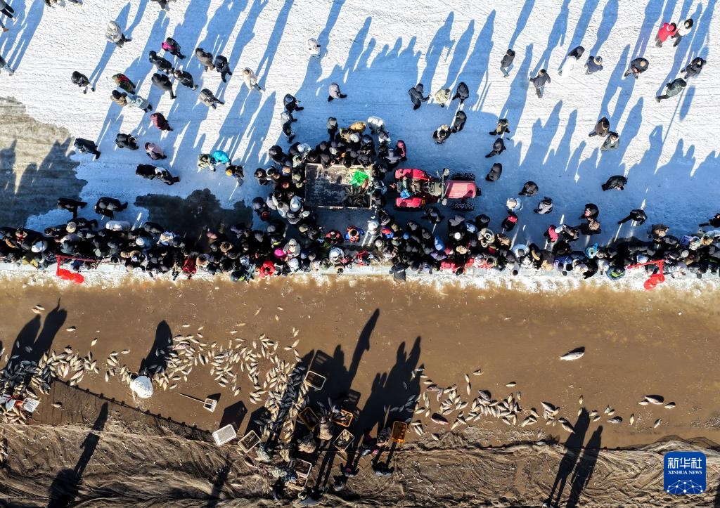 呼和浩特：哈素海第四届冬捕节开幕