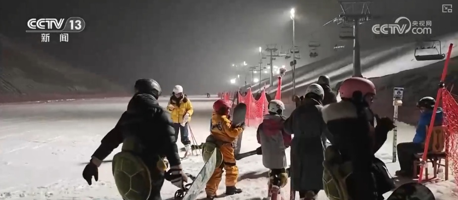 “滑雪+”激活复合式需求释放消费潜力 创新场景“错峰夜滑”“南国雪乡”圈粉留人