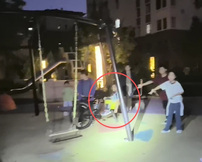 “我是不是活不了了！”培训机构外出传出女孩哭诉声