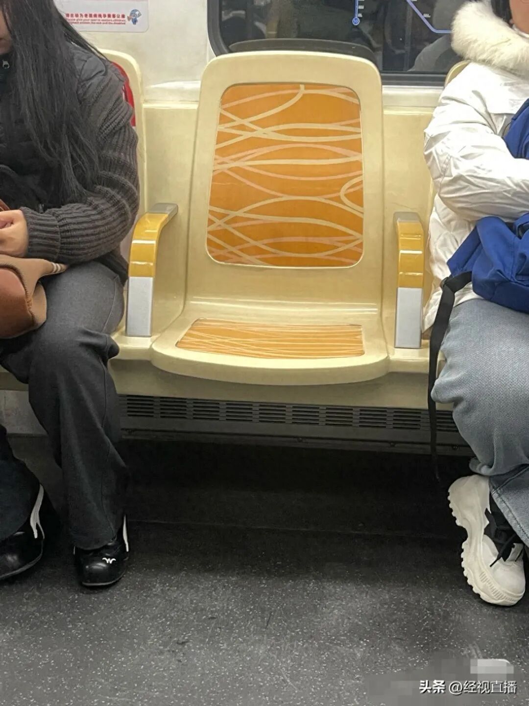 成都地铁带扶手座椅获赞，客服回应：主要用于长距离及机场线路