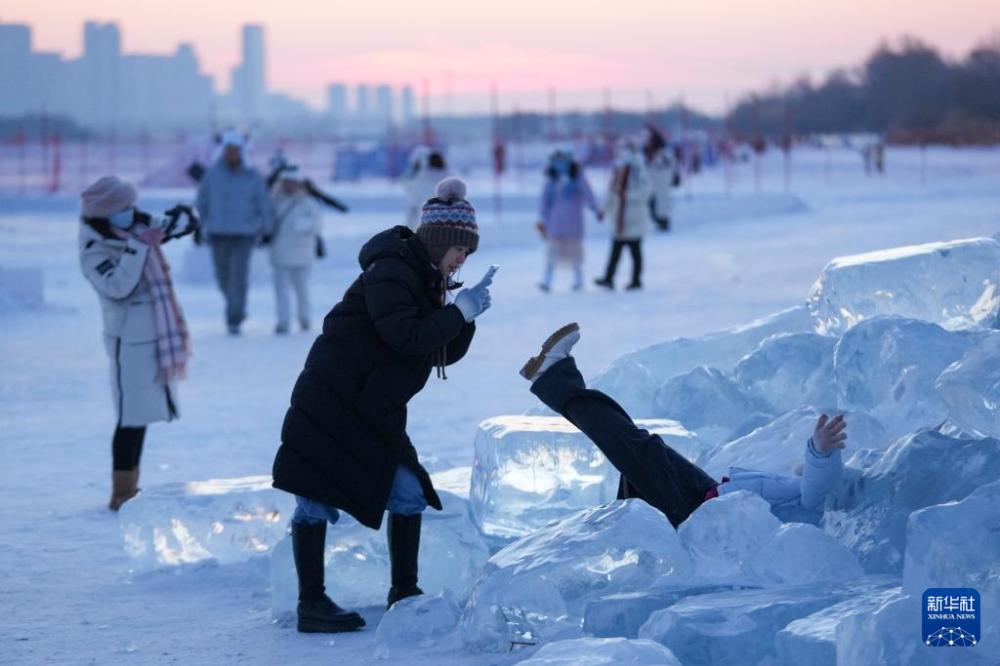 哈尔滨：“钻石海” 浪漫赏落日