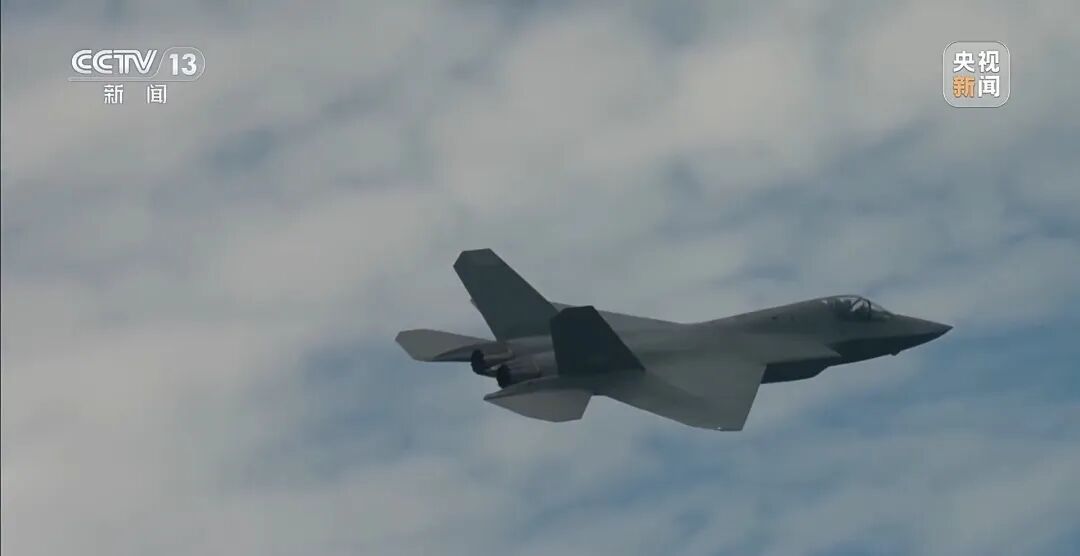 歼-35“新版”亮相，试飞机为啥是“绿皮机”？