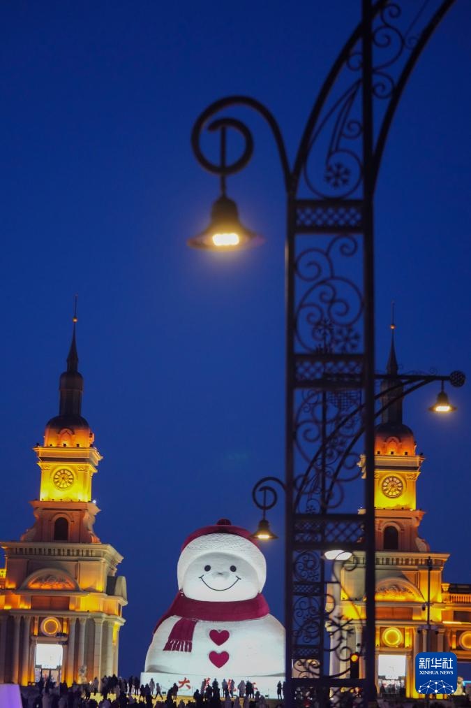 “尔滨”大雪人邂逅蓝调时刻 “尔滨”大雪人邂逅蓝调时刻