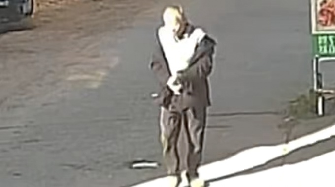 人在家中坐，祸从天上来！大爷丢弃的烟头引发连锁反应