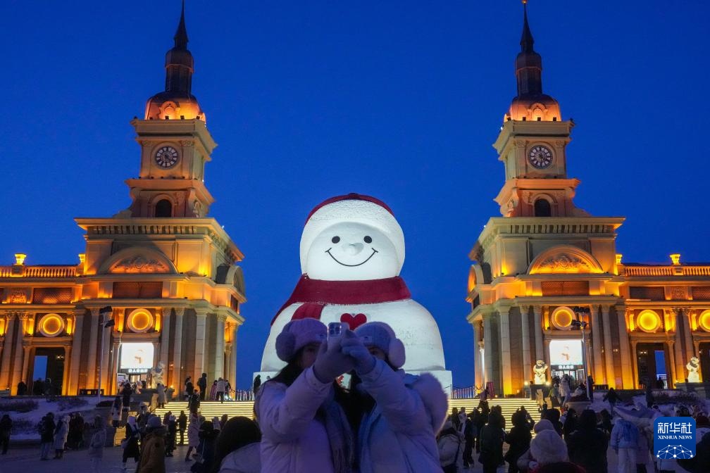 “尔滨”大雪人邂逅蓝调时刻 “尔滨”大雪人邂逅蓝调时刻