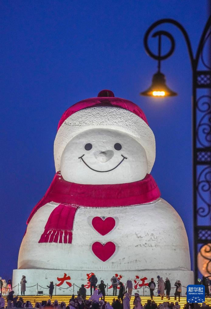 “尔滨”大雪人邂逅蓝调时刻 “尔滨”大雪人邂逅蓝调时刻