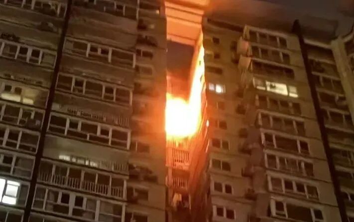 人在家中坐，祸从天上来！大爷丢弃的烟头引发连锁反应