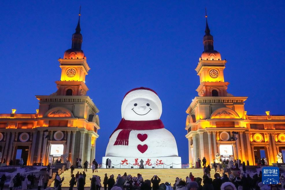 “尔滨”大雪人邂逅蓝调时刻 “尔滨”大雪人邂逅蓝调时刻