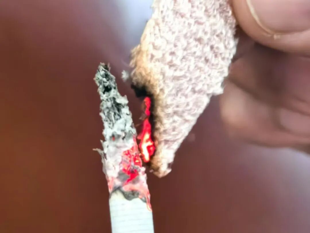 司机烟头随手扔 货车险被烧