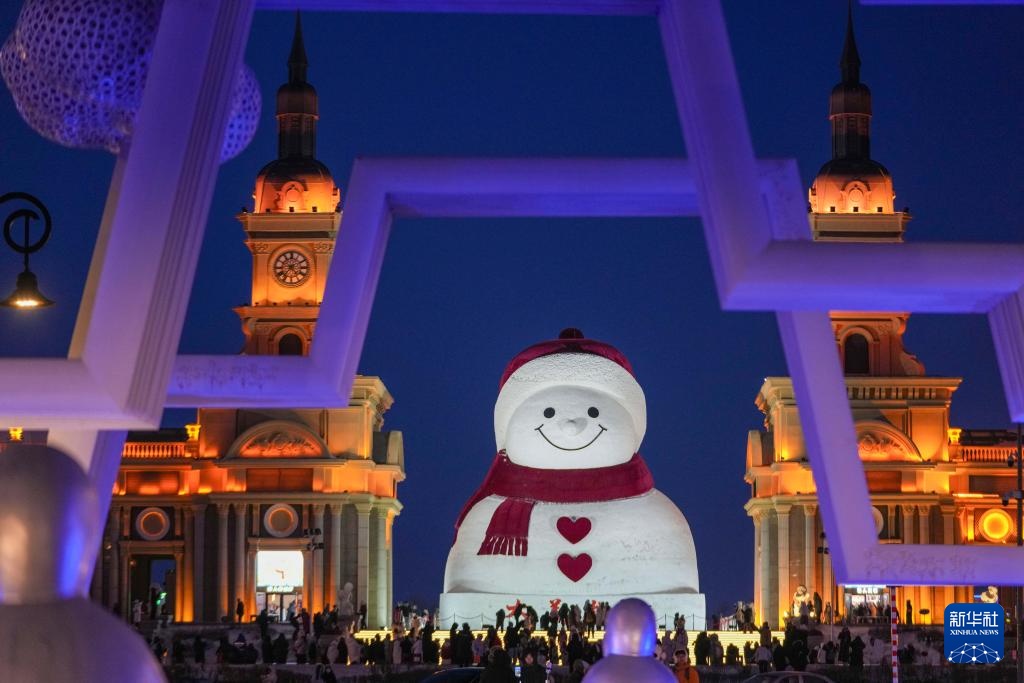 “尔滨”大雪人邂逅蓝调时刻 “尔滨”大雪人邂逅蓝调时刻