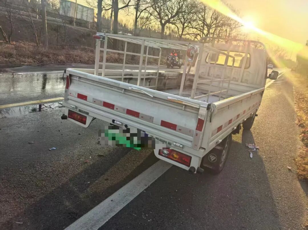 司机烟头随手扔 货车险被烧