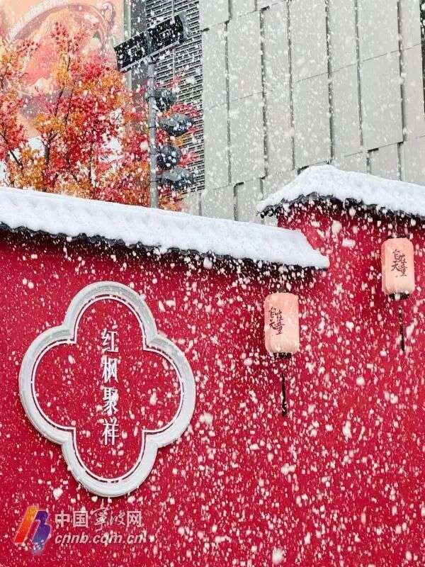宁波首座地铁口庭院开放，每逢整点还有人造雪花