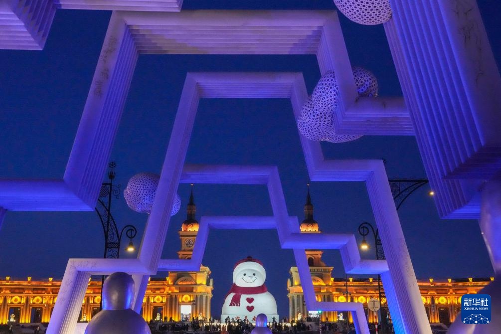 “尔滨”大雪人邂逅蓝调时刻 “尔滨”大雪人邂逅蓝调时刻