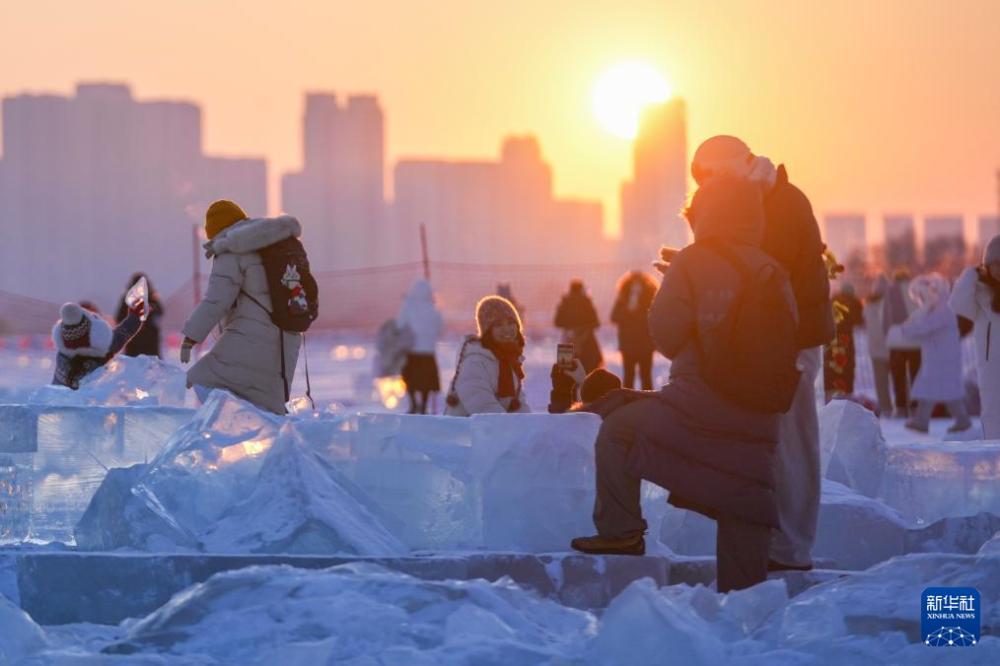 哈尔滨：“钻石海” 浪漫赏落日