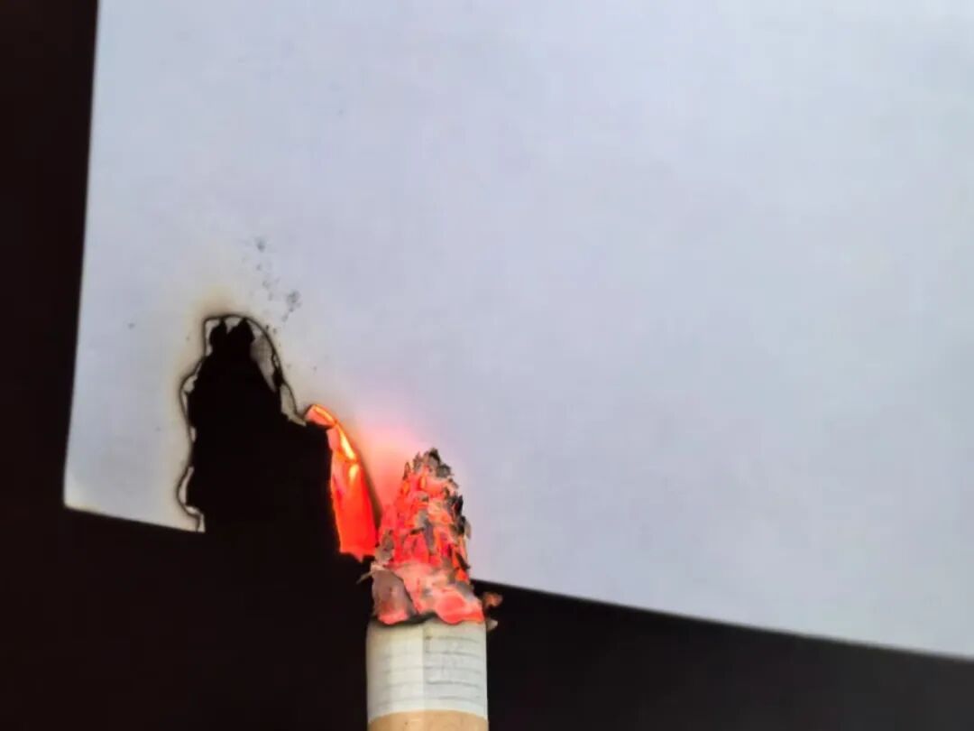 司机烟头随手扔 货车险被烧