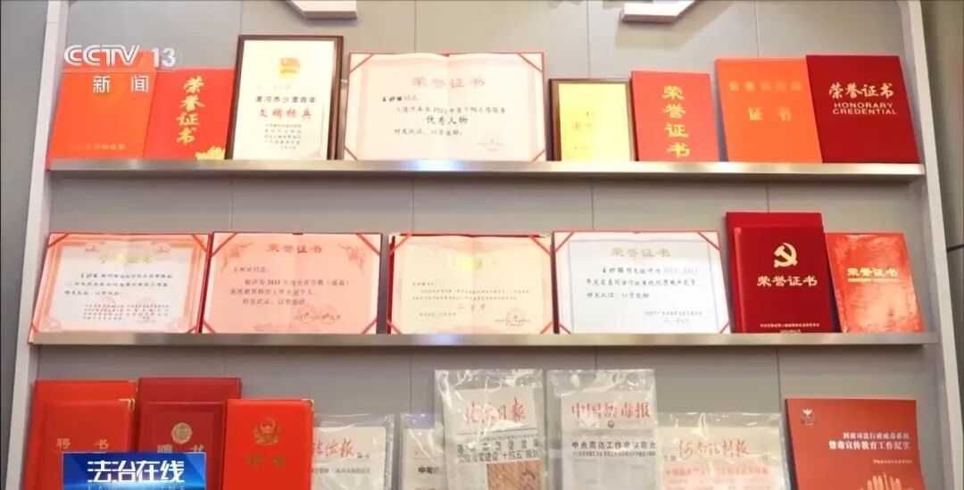 女警徒手夺刀，脸上缝30多针：后怕但不后悔