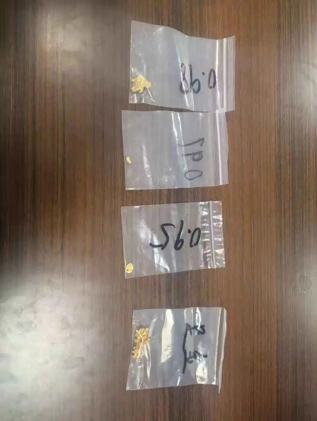 啥情况？事发呼和浩特！老人路边捡到小袋子，没想到里面竟是黄金…