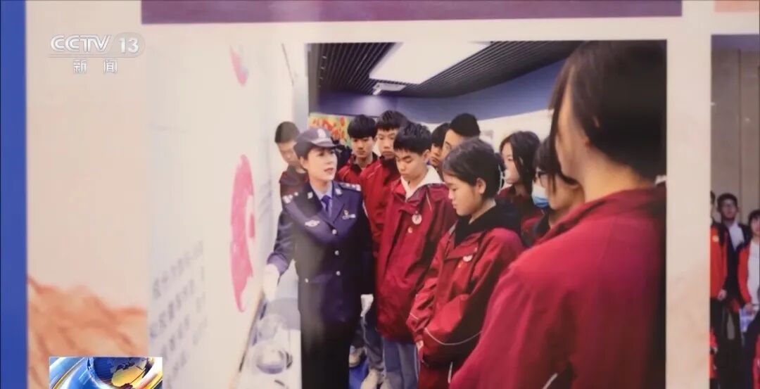 女警徒手夺刀，脸上缝30多针：后怕但不后悔