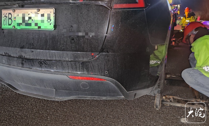 新能源车高速上断电自动上锁，一家五口被困！民警：有机械门把手，司机不知如何操作