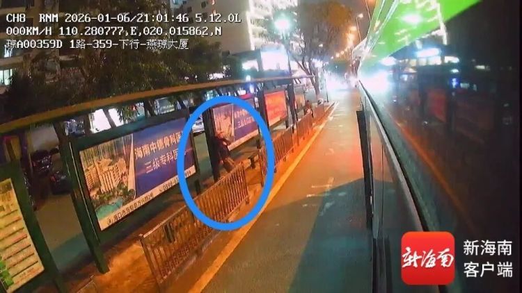 海口一男子乘车时突然不适，司机、护士、乘客联手救援！