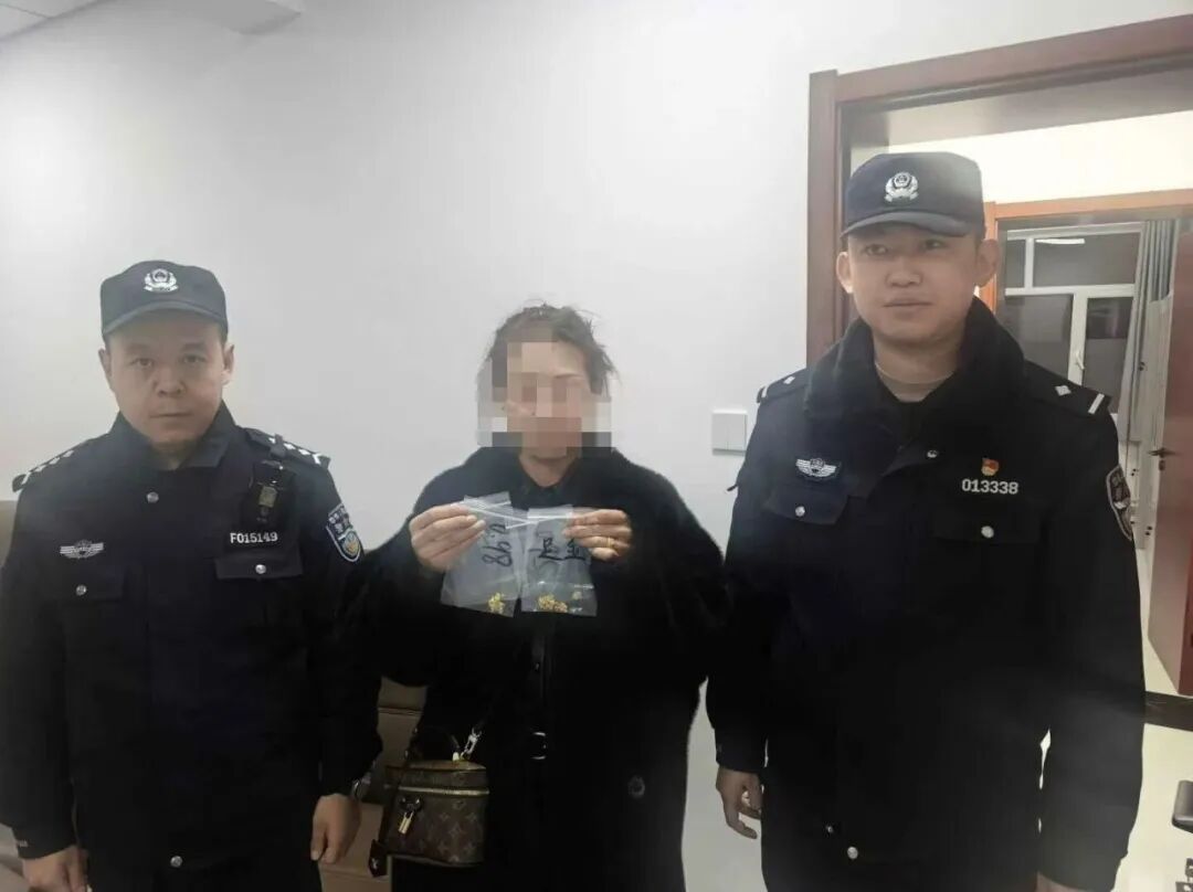 啥情况？事发呼和浩特！老人路边捡到小袋子，没想到里面竟是黄金…