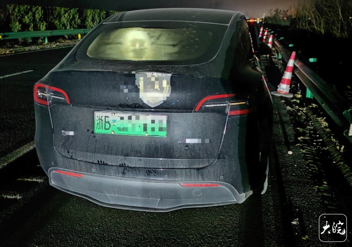 新能源车高速上断电自动上锁，一家五口被困！民警：有机械门把手，司机不知如何操作