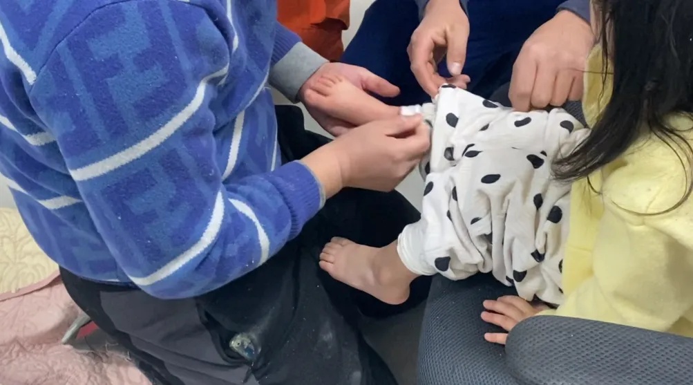 天花板上伸出一双小脚丫，家长看见后秒报警！