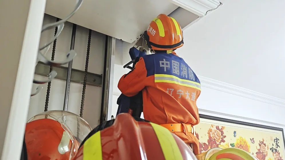 天花板上伸出一双小脚丫，家长看见后秒报警！