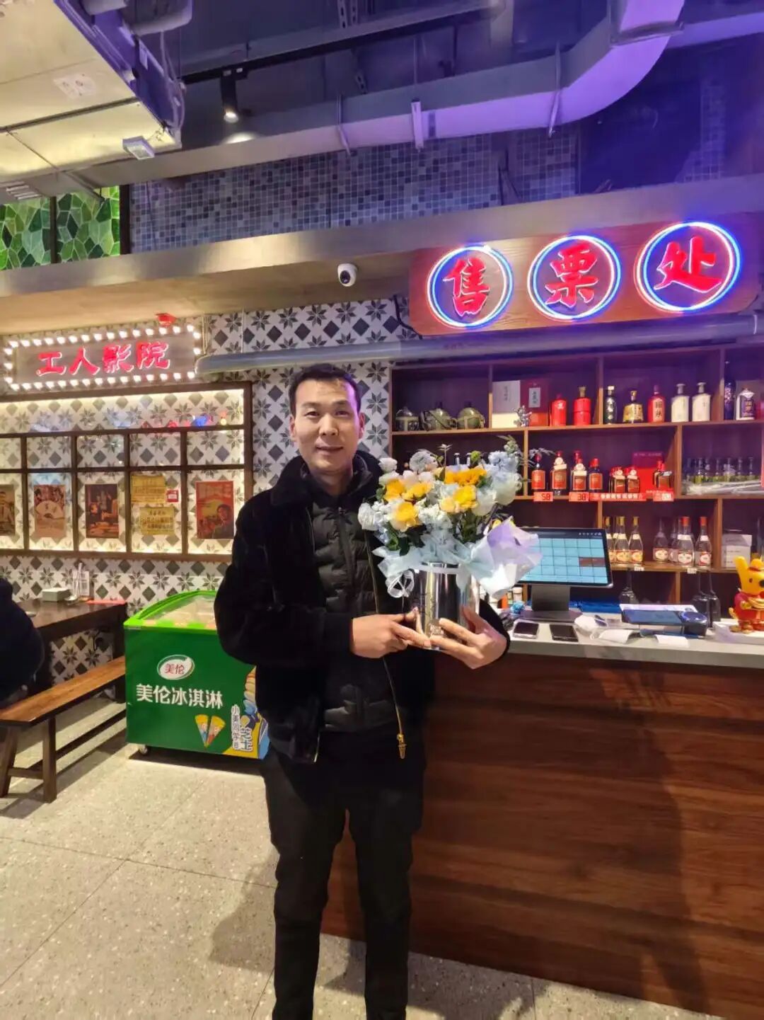 必须学！潍坊一顾客火锅店就餐卡喉，店长“海姆立克急救法”10秒成功施救