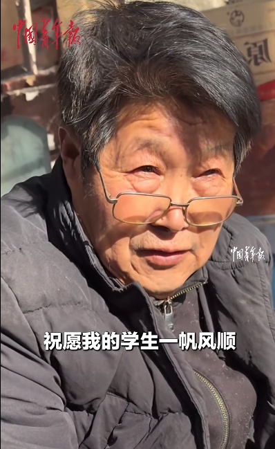 泪目!71岁老师一眼认出20年前学生!网友共鸣:太能理解了 泪目!71岁老师一眼认出20年前学生!网友共鸣:太能理解了