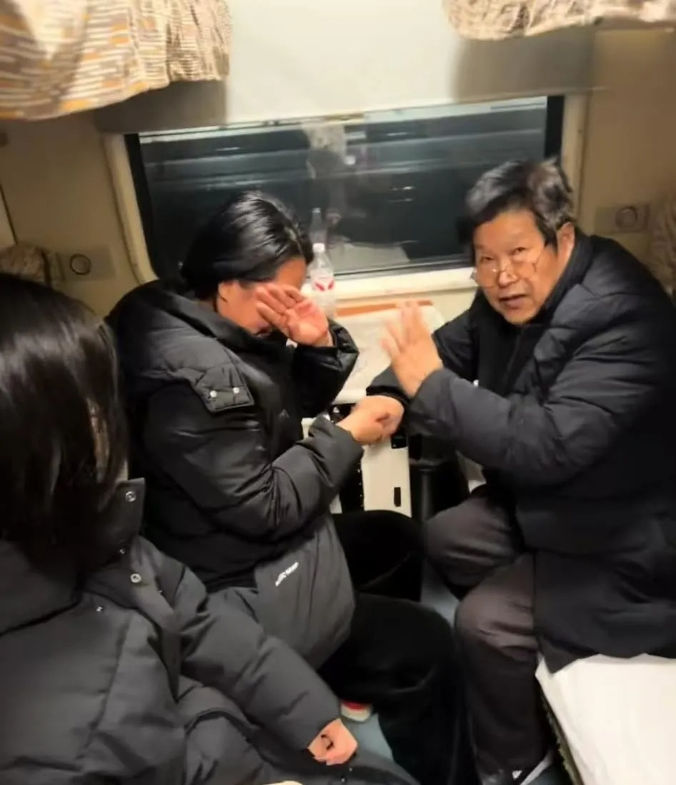 泪目!71岁老师一眼认出20年前学生!网友共鸣:太能理解了 泪目!71岁老师一眼认出20年前学生!网友共鸣:太能理解了