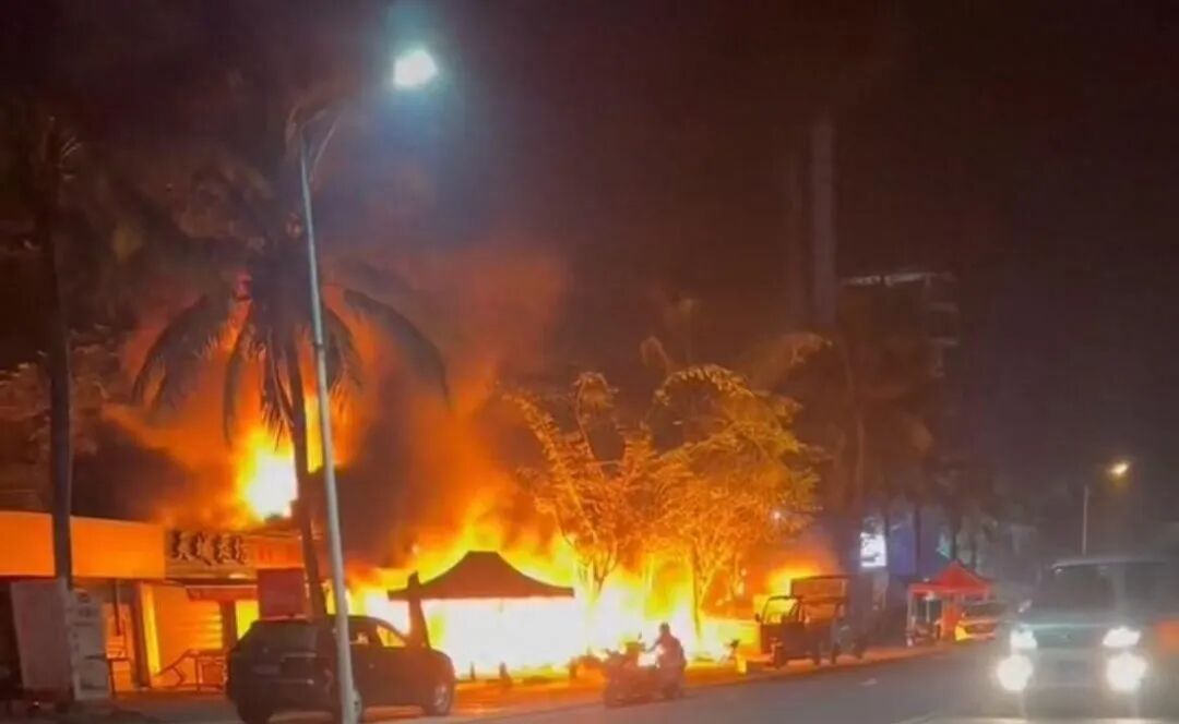 五金店深夜起火殃及多家商铺! 五金店深夜起火殃及多家商铺!