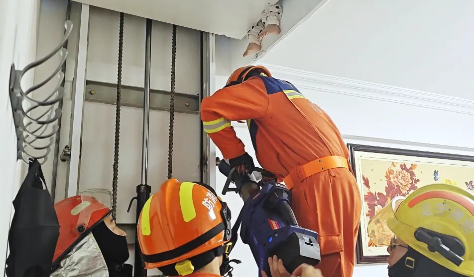 天花板上伸出一双小脚丫，家长看见后秒报警！